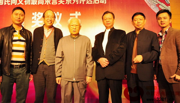 卓木王红木董事长杜承三(左二)与全国工商联副主席瞿怀明(左三)、全国工商联艺术品商会会长宋建文(右二)等合影 卓木王红木董事长杜承三(左二)与全国工商联副主席瞿怀明(左三)、全国工商联艺术品商会会长宋建文(右二)等合影
