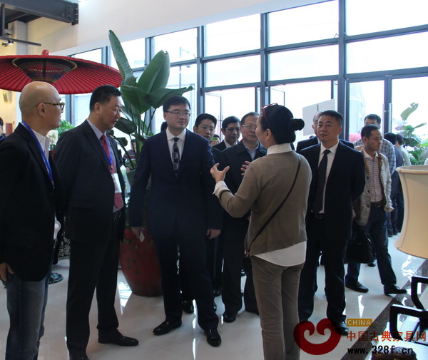 第十届东博会开幕式后东阳市委书记黄敏(前排左三)、东阳市市长朱建军(前排右一)等领导走访参观东阳中国木雕城二期 第十届东博会开幕式后东阳市委书记黄敏(前排左三)、东阳市市长朱建军(前排右一)等领导走访参观东阳中国木雕城二期