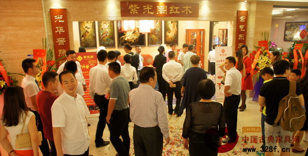 紫光阁红木深圳直营店开业当天到场的客户络绎不绝 紫光阁红木深圳直营店开业当天到场的客户络绎不绝