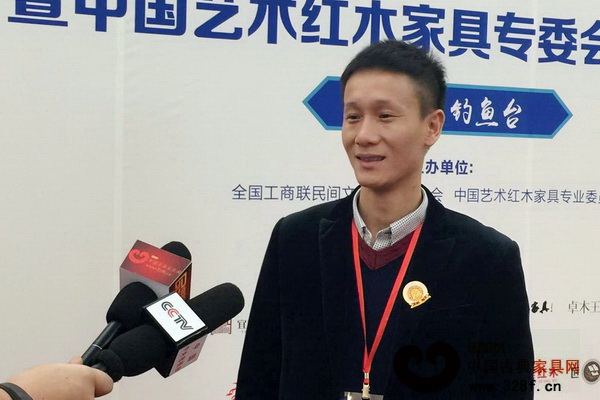 大会结束后,区锦泽接受中央电视台的采访 大会结束后,区锦泽接受中央电视台的采访