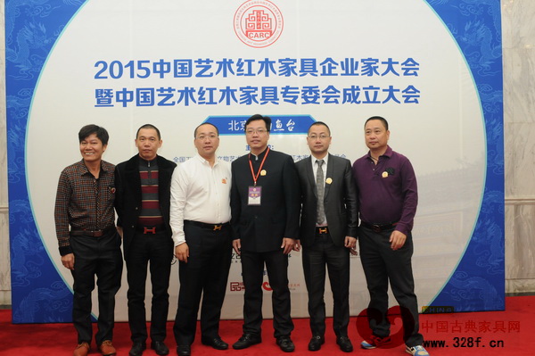 中山永华董事长杨乐君(右二)与大涌镇镇长文卫戈(右三)及其他企业代表在大会现场合影留念 中山永华董事长杨乐君(右二)与大涌镇镇长文卫戈(右三)及其他企业代表在大会现场合影留念