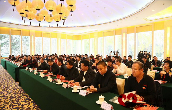 众多红木家具行业专家、企业代表等齐聚2015中国艺术红木家具企业家大会暨全联艺术红木家具专委会成立大会现场 众多红木家具行业专家、企业代表等齐聚2015中国艺术红木家具企业家大会暨全联艺术红木家具专委会成立大会现场