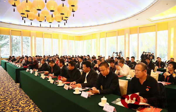 众多红木家具行业专家、企业代表等齐聚2015中国艺术红木家具企业家大会暨全联艺术红木家具专委会成立大会现场 众多红木家具行业专家、企业代表等齐聚2015中国艺术红木家具企业家大会暨全联艺术红木家具专委会成立大会现场