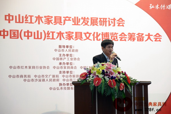大涌镇党委委员谢巧明在中山红木家具产业发展研讨会暨2016中国(中山)红木家具文化博览会筹备大会现场分享了全国重点红木家具产区考察行的经验 大涌镇党委委员谢巧明在中山红木家具产业发展研讨会暨2016中国(中山)红木家具文化博览会筹备大会现场分享了全国重点红木家具产区考察行的经验