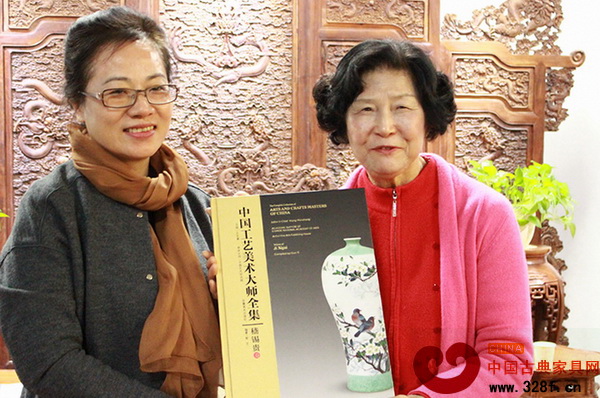 分享会现场还举行了赠书仪式,嵇锡贵大师(右)为女企业家协会赠送《中国工艺美术大师全集》一书 分享会现场还举行了赠书仪式,嵇锡贵大师(右)为女企业家协会赠送《中国工艺美术大师全集》一书