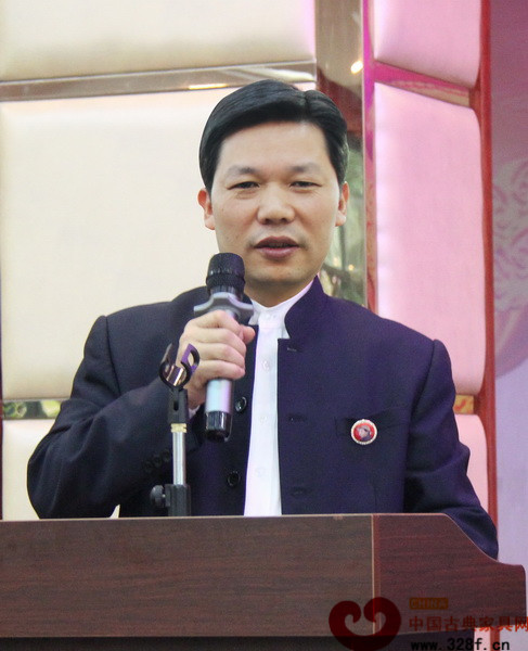 东成红木董事长张锡复在活动大会上发言 东成红木董事长张锡复在活动大会上发言