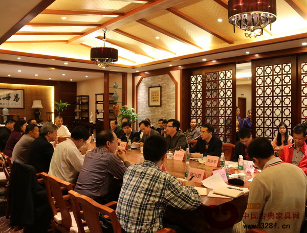 座谈会上,企业家各抒己见 座谈会上,企业家各抒己见