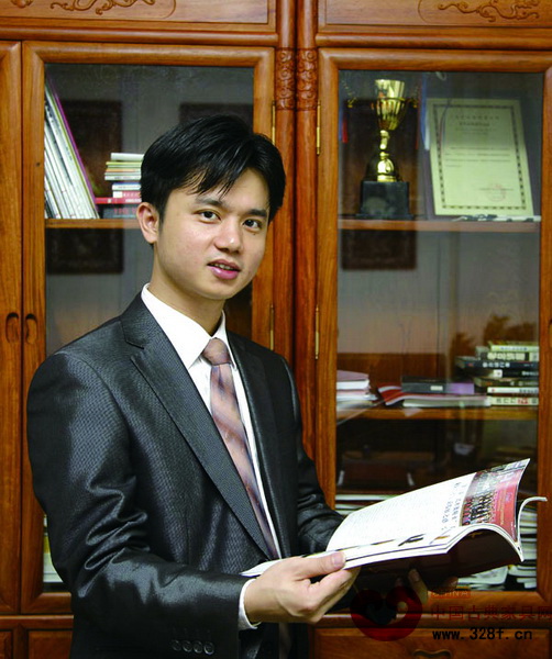 全联艺术红木家具专委会执行会长兼秘书长、弘木传媒CEO林伟华 全联艺术红木家具专委会执行会长兼秘书长、弘木传媒CEO林伟华