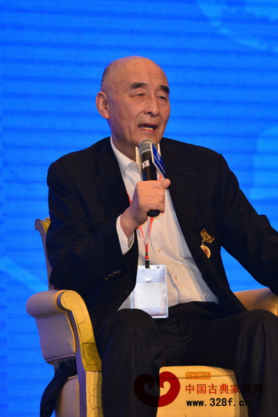 中国传统工艺大师、深圳泰和园董事长邵湘文在首轮论坛上分享了红木家具传承发展独到的看法 中国传统工艺大师、深圳泰和园董事长邵湘文在首轮论坛上分享了红木家具传承发展独到的看法