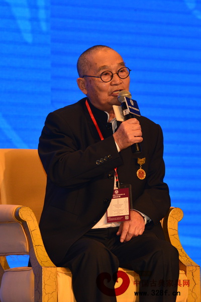 中南林业科技大学博士生导师胡景初在第二轮论坛上分享了中式家具的两大特点 中南林业科技大学博士生导师胡景初在第二轮论坛上分享了中式家具的两大特点