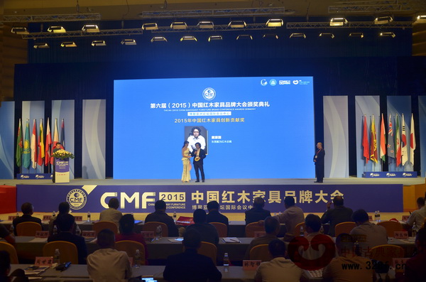 东莞戴为红木总裁戴爱国荣获“2015年中国红木家具行业创新贡献奖” 东莞戴为红木总裁戴爱国荣获“2015年中国红木家具行业创新贡献奖”