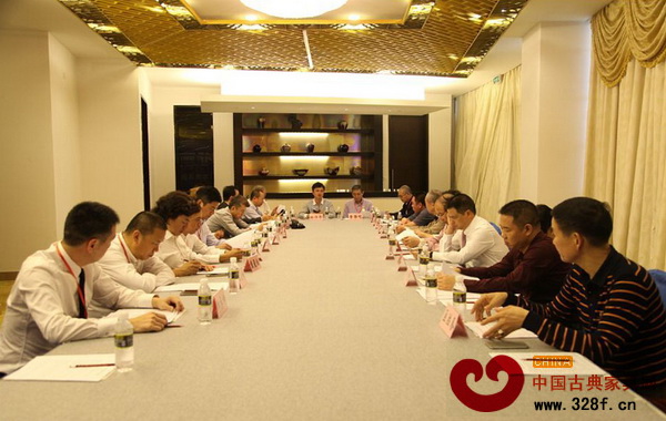全联艺术红木家具专委会首届主席团、顾问团成员一次工作会议现场 全联艺术红木家具专委会首届主席团、顾问团成员一次工作会议现场