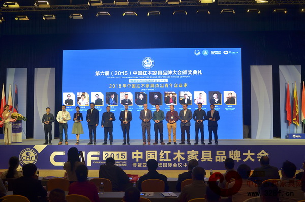 千百年董事长张海锋荣获“2015年中国红木家具行业杰出青年企业家”,企业代表(左二)上台领奖 千百年董事长张海锋荣获“2015年中国红木家具行业杰出青年企业家”,企业代表(左二)上台领奖