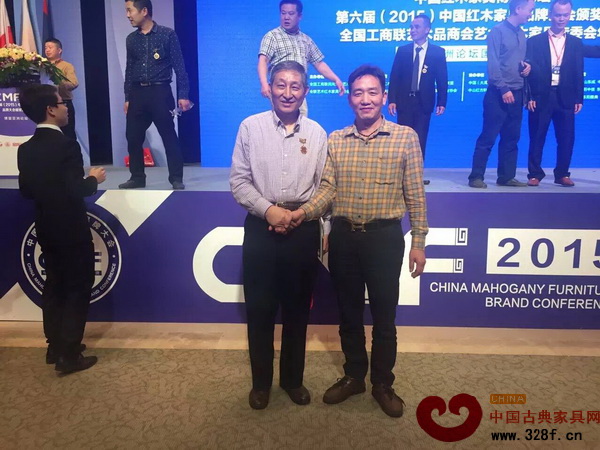 集古韵今总经理陈新平（右）与原故宫博物院文保科技部主任曹静楼在博鳌亚洲论坛国际会议中心会场内合影留念