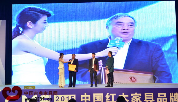顾永琦在接受广东电视台知名主持人央金采访时,讲述自己运用祖传技艺破解紫檀干燥处理历史性难题经历 顾永琦在接受广东电视台知名主持人央金采访时,讲述自己运用祖传技艺破解紫檀干燥处理历史性难题经历