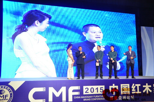 匠王红木董事长李茂先(左二)荣获“2015年中国红木家具行业杰出青年企业家”大奖,并在台上接受央视主持人赵保乐采访 匠王红木董事长李茂先(左二)荣获“2015年中国红木家具行业杰出青年企业家”大奖,并在台上接受央视主持人赵保乐采访