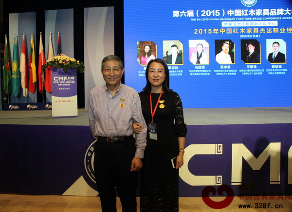在第六届中国红木家具品牌大会上，国祥红木总经理黄玉萍（右）与原故宫博物院文保科技部主任曹静楼合影留念