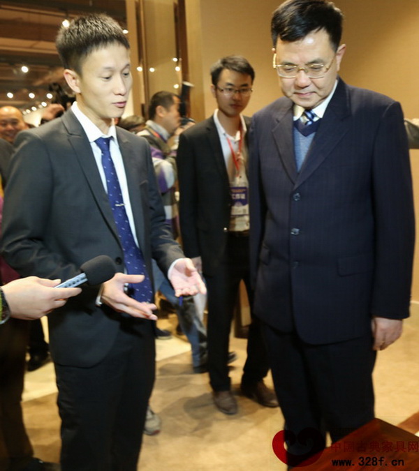 中山市市委书记薛晓峰（右一）走访中山区氏臻品展厅，并与区氏臻品总经理区锦泽一同赏析家具