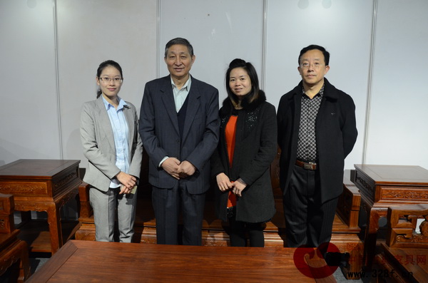 原故宫博物院文保科技部主任曹静楼(左二)、华南林业大学博士生导师李凯夫(右一)和百富汇董事长夫人吴伟蓉(右二)、市场经理李颖如(左一)合影 原故宫博物院文保科技部主任曹静楼(左二)、华南林业大学博士生导师李凯夫(右一)和百富汇董事长夫人吴伟蓉(右二)、市场经理李颖如(左一)合影