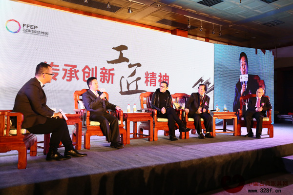论坛上,明堂红木总经理张向荣(左二)、中国著名表演艺术家陈道明(左三)、亚太手工艺大师、东阳木雕国家级非物质遗产代表性传承人陆光正(右二)与中国家具协会传统家具委员会主席团常设主席陈宝光(右)共同探讨红木家具传承创新及如何看待工匠精神 论坛上,明堂红木总经理张向荣(左二)、中国著名表演艺术家陈道明(左三)、亚太手工艺大师、东阳木雕国家级非物质遗产代表性传承人陆光正(右二)与中国家具协会传统家具委员会主席团常设主席陈宝光(右)共同探讨红木家具传承创新及如何看待工匠精神