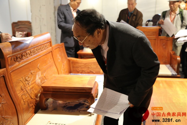 亚太地区手工艺大师、中国工艺美术大师冯文土为汇堂产品《缅甸花梨卷书沙发》评分 亚太地区手工艺大师、中国工艺美术大师冯文土为汇堂产品《缅甸花梨卷书沙发》评分