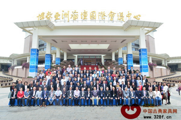 第六届中国红木家具品牌大会与会嘉宾在博鳌亚洲论坛国际会议中心合影留念 第六届中国红木家具品牌大会与会嘉宾在博鳌亚洲论坛国际会议中心合影留念
