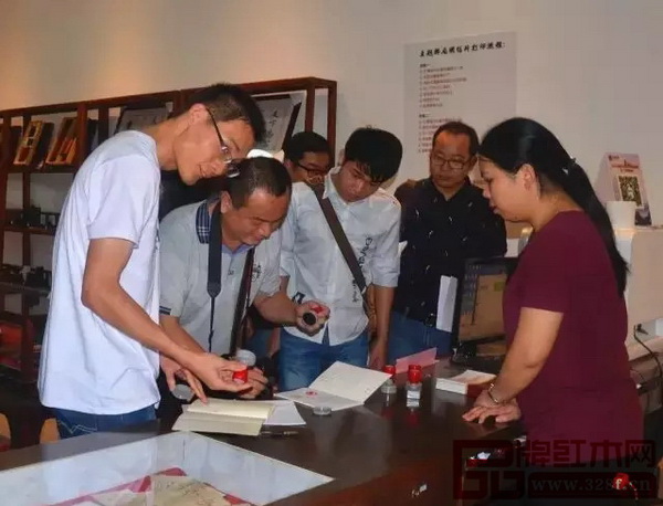 在红木主题邮局内,采编人员纷纷在本子上盖下印章 在红木主题邮局内,采编人员纷纷在本子上盖下印章