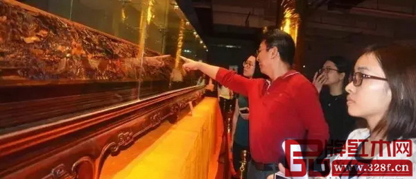 采风团欣赏国之瑰宝珍稀红木雕刻作品 采风团欣赏国之瑰宝珍稀红木雕刻作品