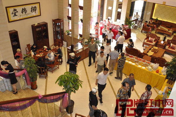 开馆仪式结束后,嘉宾们参观唐明居健康家居馆 开馆仪式结束后,嘉宾们参观唐明居健康家居馆