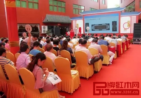 红木艺术品慈善拍卖会在万盛宇红木文化广场举行