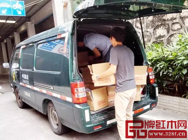 满满一车杂志，即将寄往全国各地