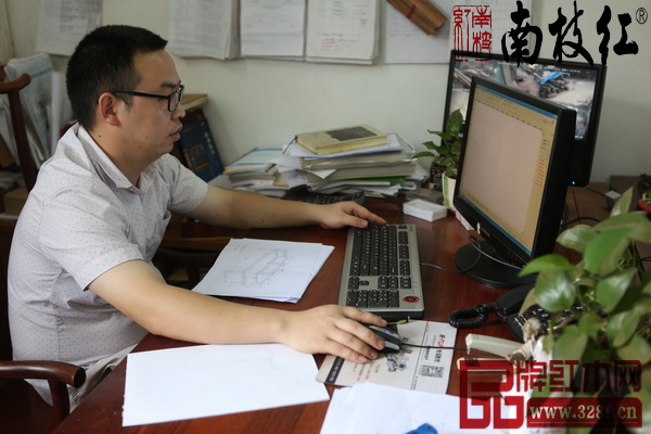 南枝红红木厂长谢美林正在认真制作产品设计三维图 南枝红红木厂长谢美林正在认真制作产品设计三维图