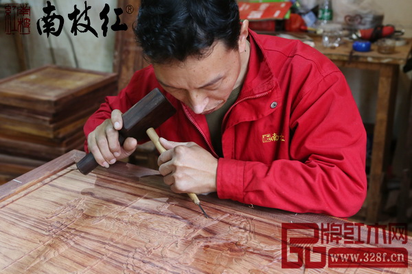 南枝红红木采用传统的手工雕刻技艺赋予家具更多文化内涵 南枝红红木采用传统的手工雕刻技艺赋予家具更多文化内涵
