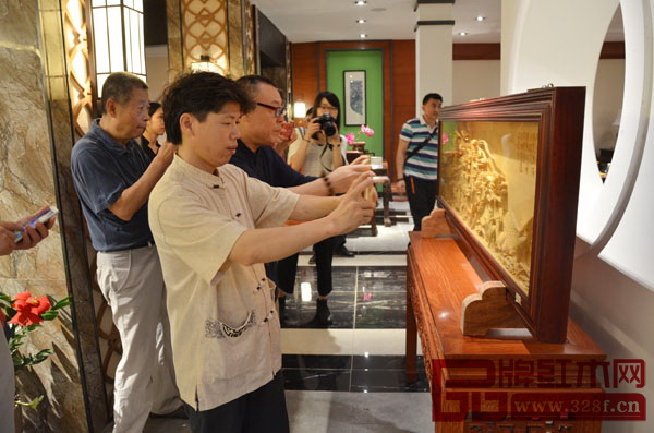 集古韵今（大不同）展厅内精致的工艺品让大师们纷纷拿起手机拍照记录