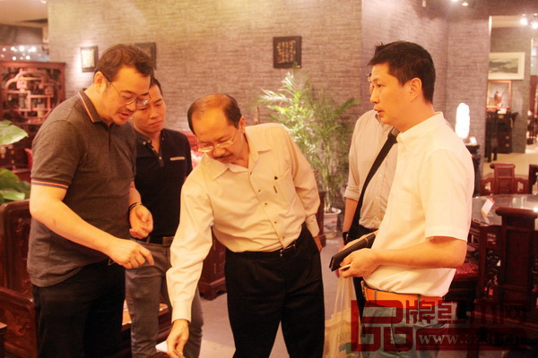 马来西亚木材理事会首席执行官Abdul Rahim Haji Nik(中)盛赞红古轩 马来西亚木材理事会首席执行官Abdul Rahim Haji Nik(中)盛赞红古轩