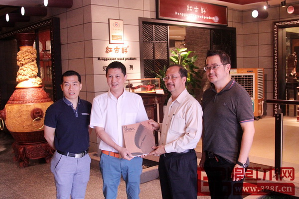 Dr Abdul Rahim向红古轩总经理吴赤宇赠送精美图册 Dr Abdul Rahim向红古轩总经理吴赤宇赠送精美图册