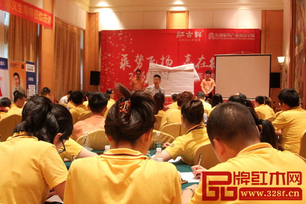 红古轩2016经销商精英训练营特邀名师为学员们授课 红古轩2016经销商精英训练营特邀名师为学员们授课