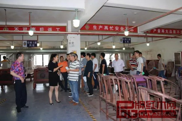 御乾堂董事长马海军带领大家参观生产车间 御乾堂董事长马海军带领大家参观生产车间