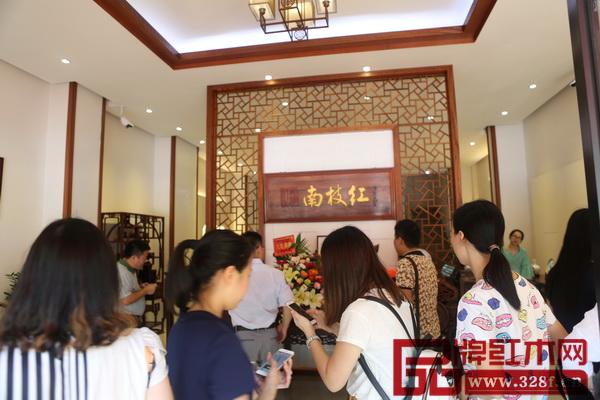 开张当天，南枝红红木阳江店吸引了众多年轻消费者的关注和赏鉴