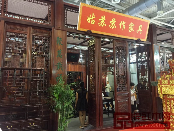 苏州是苏作家具的诞生地,因而苏州家具展上自然少不了苏作家具的展示 苏州是苏作家具的诞生地,因而苏州家具展上自然少不了苏作家具的展示