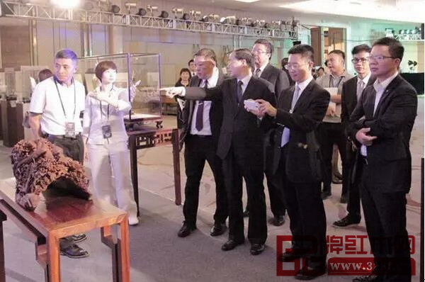大涌红木家具亮相天津达沃斯论坛