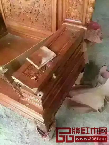 被拆开的红木家具里露出红色的砖头
