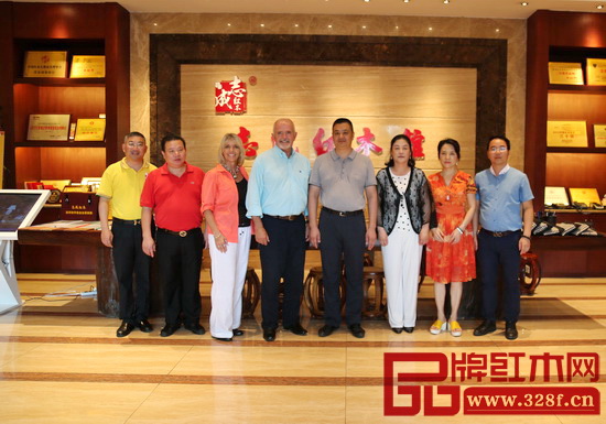 志成红木董事长李正伦（右四）与美国内华达州前州长JIM GIBBONS等一行人在志成红木展厅合影留念