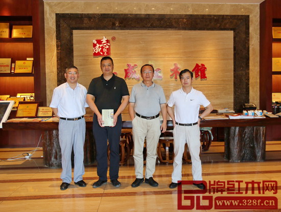 故宫博物院副研究员、明清宫廷家具专家周京南（右二）莅临志成红木参观指导