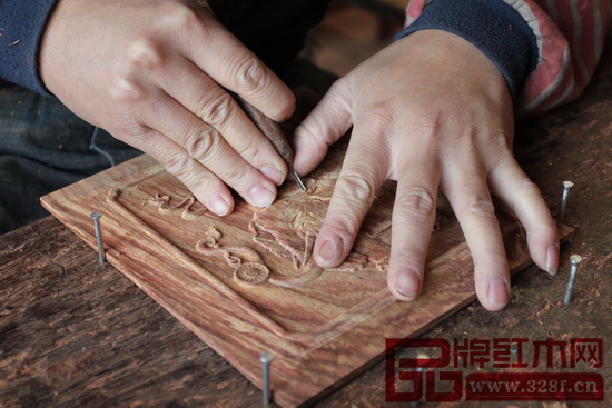 东成红木坚守108道繁杂细致的工序,至少花半年时间力求将每一个家具细节都做到极致完美 东成红木坚守108道繁杂细致的工序,至少花半年时间力求将每一个家具细节都做到极致完美
