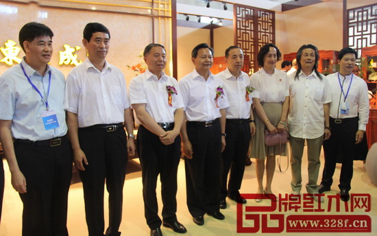 中国轻工业联合会会长张崇和(左四),中国轻工业联合会党委书记步正发(左三),全国政协委员杨志明(右四),中国家具协会理事长朱长岭(左二)、秘书长张冰冰(右三),中山市大涌镇党委委员谢巧明(左一),台山伍氏兴隆董事长伍炳亮(右二)等领导嘉宾莅临东成红木展馆参观指导,并与东成红木董事长张锡复(右一)合影留念 中国轻工业联合会会长张崇和(左四),中国轻工业联合会党委书记步正发(左三),全国政协委员杨志明(右四),中国家具协会理事长朱长岭(左二)、秘书长张冰冰(右三),中山市大涌镇党委委员谢巧明(左一),台山伍氏兴隆董事长伍炳亮(右二)等领导嘉宾莅临东成红木展馆参观指导,并与东成红木董事长张锡复(右一)合影留念
