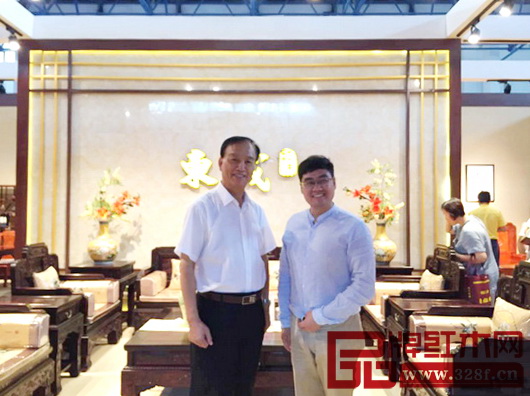 中宣部机关党委副书记、老干部局局长马栓柱(左)莅临东成红木展馆参观指导 中宣部机关党委副书记、老干部局局长马栓柱(左)莅临东成红木展馆参观指导