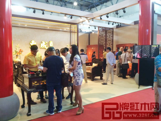 东成红木展馆人气爆满,吸引众多经销商和红木爱好者 东成红木展馆人气爆满,吸引众多经销商和红木爱好者