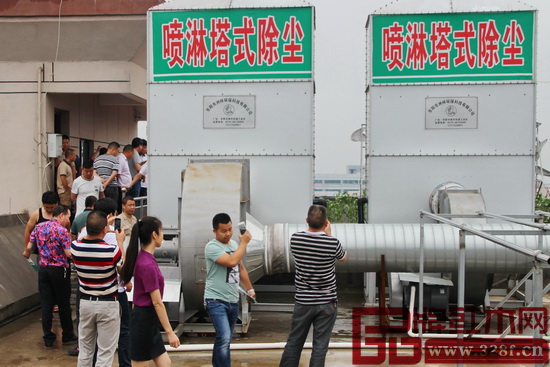 红木家具行业领导和同行参观中央除尘系统设备 红木家具行业领导和同行参观中央除尘系统设备