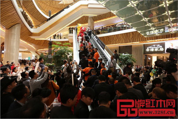 馆内参观人员络绎不绝 馆内参观人员络绎不绝